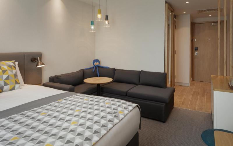 Premium Family Room with Queen Bed image 3