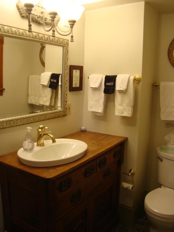 Deluxe King Room image 4
