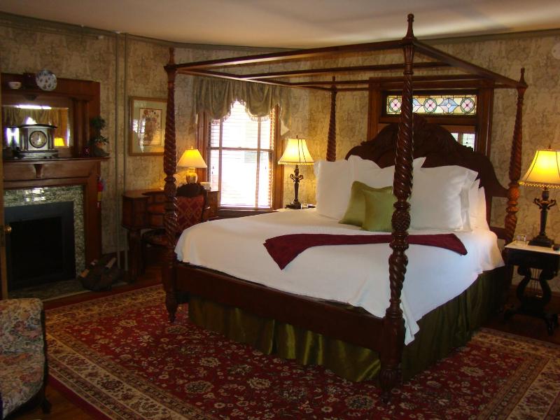 Deluxe King Room image 2
