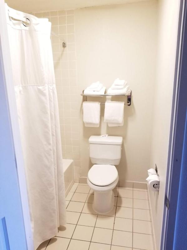 Standard King Room image 4
