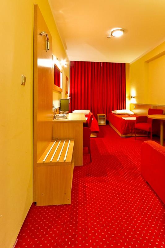 Twin Room with Private Bathroom image 3