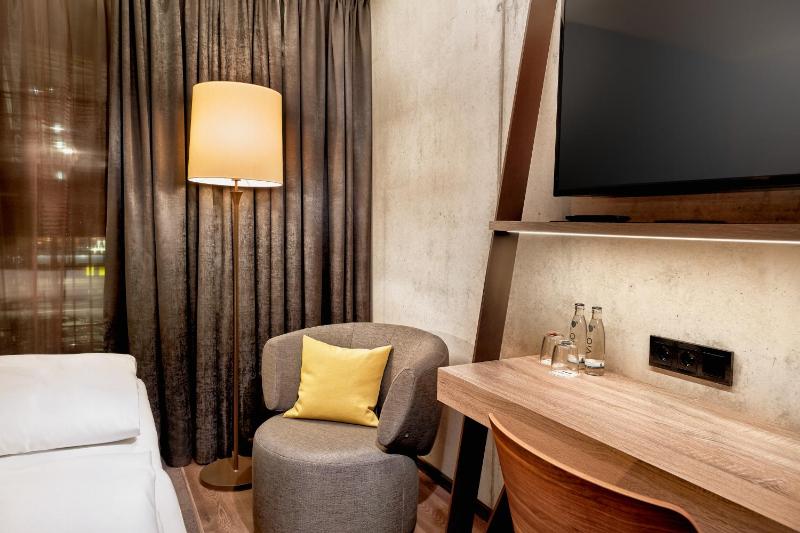 Business Room with access to Executive Lounge image 3
