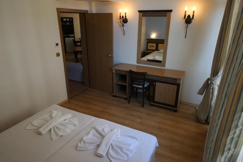 Classic One-Bedroom Apartment image 3