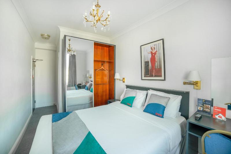 Standard Double Room image 4
