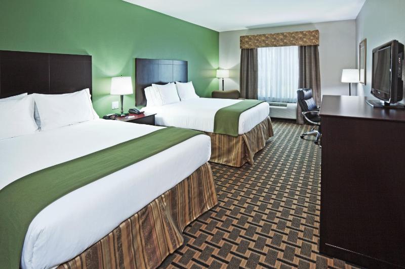 Standard Queen Room with Two Queen Beds image 3