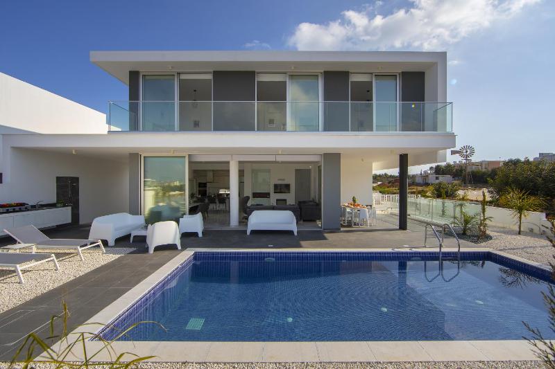 Deluxe Villa image 3