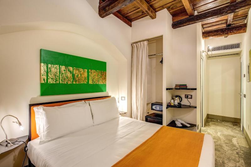 Double Room image 3