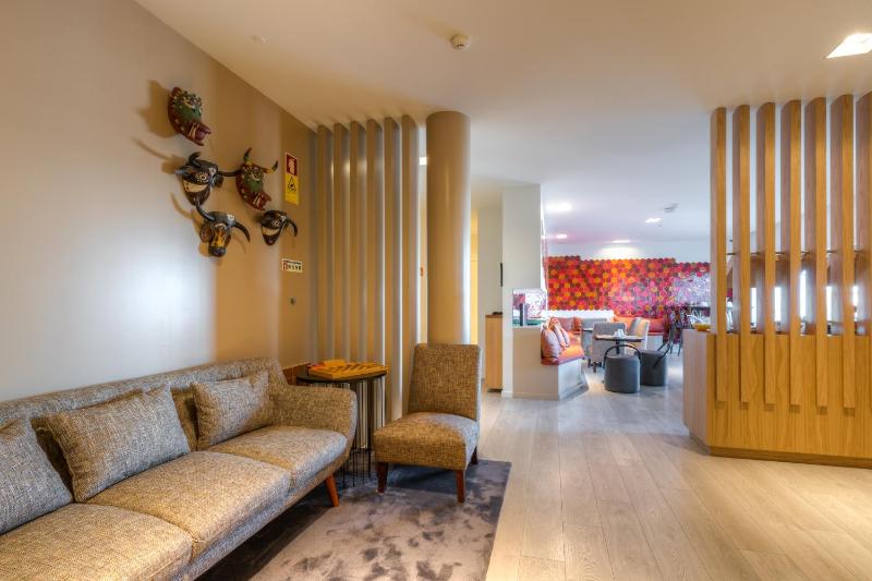 Hotel Spot Family Suites - image 1