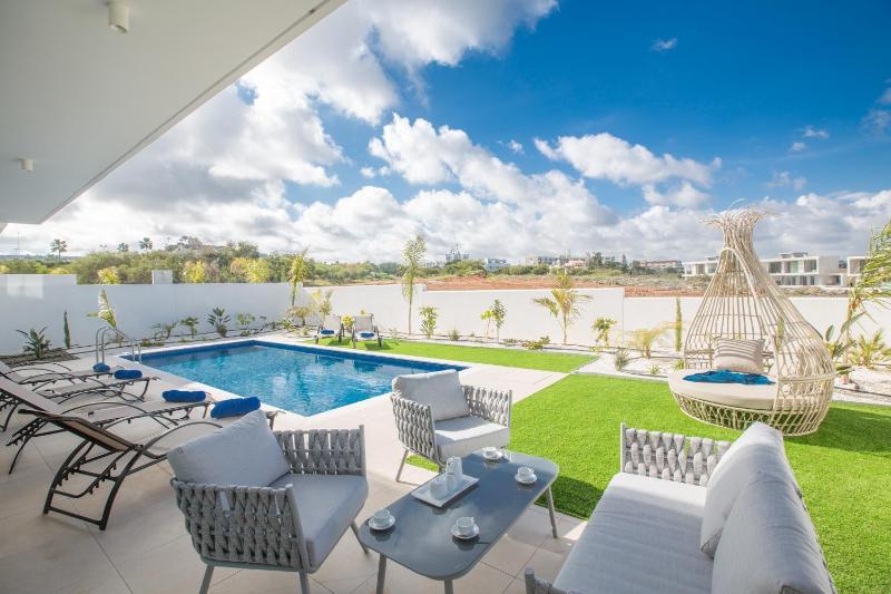 Three-Bedroom Villa with Private Pool & Sea View image 2