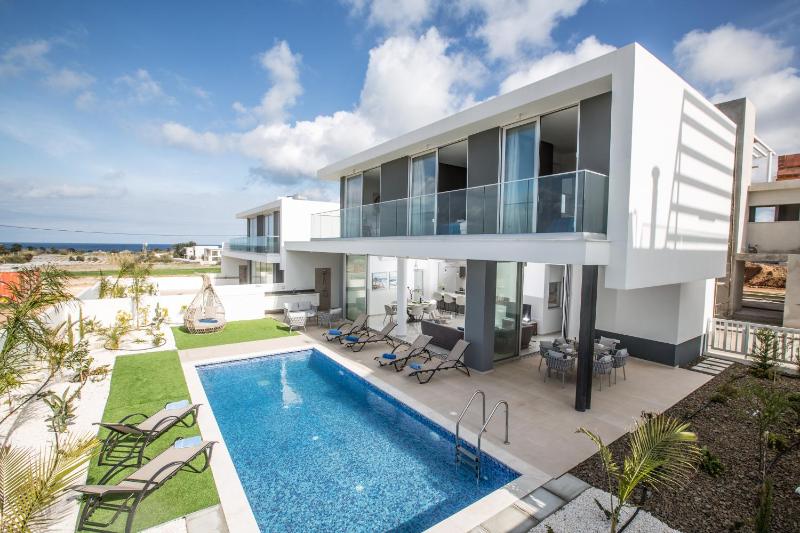 Three-Bedroom Villa with Private Pool & Sea View image 3
