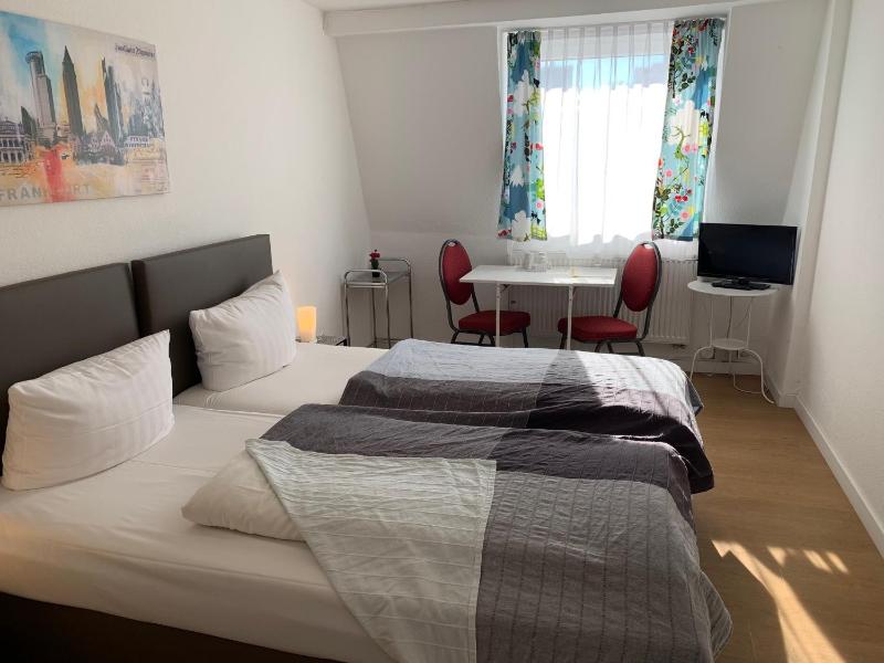 Budget Twin Room with Shared Bathroom image 1