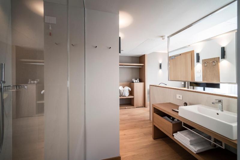 Deluxe Suite with Spa Bath image 4