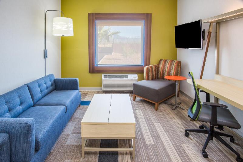 One-Bedroom King Suite with Sofa Bed image 3