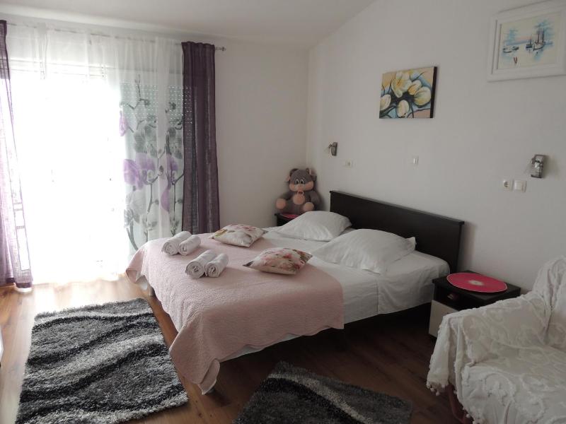 One- Bedroom Apartment with Balcony and Sea View image 4
