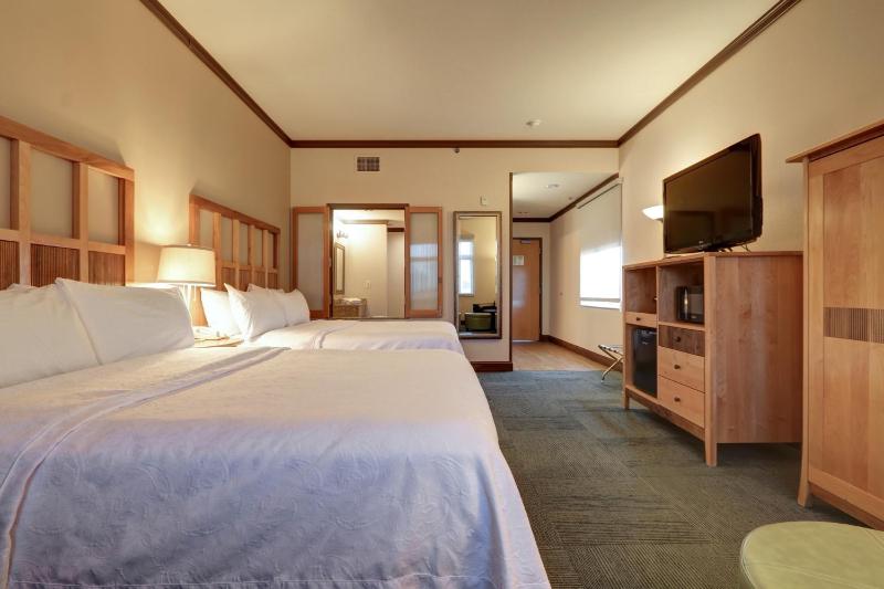Queen Room with Two Queen Beds image 4