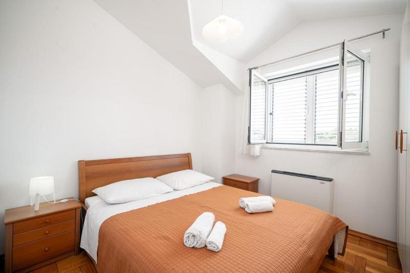 One-Bedroom Apartment with Terrace and Sea View image 3