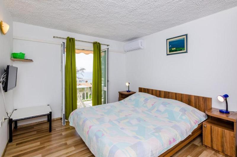 One-Bedroom Apartment with Balcony and Sea View image 3