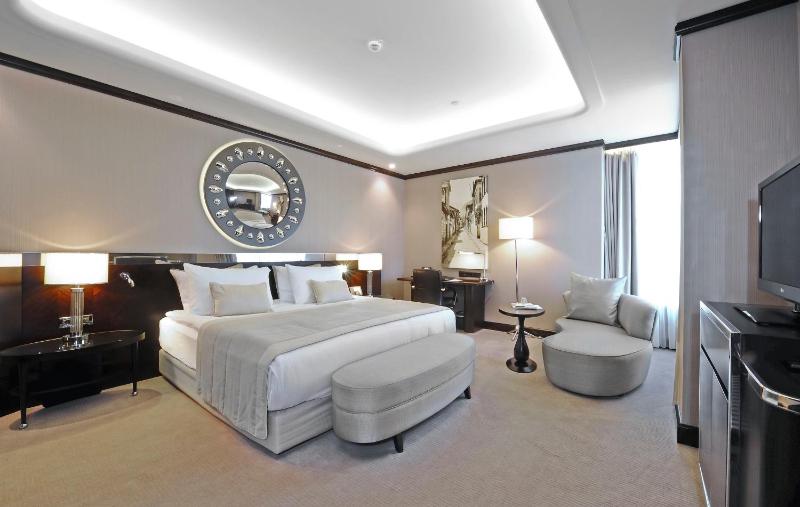 Superior King Room - Smoking image 4