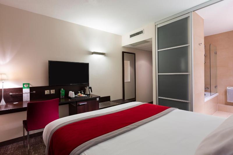 Queen Room with Lake View image 3