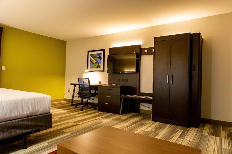 Standard King Room image 2