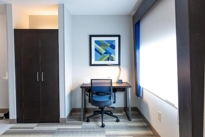 Standard King Room image 4