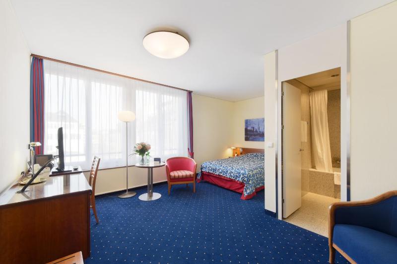 Double Room with French Bed image 4