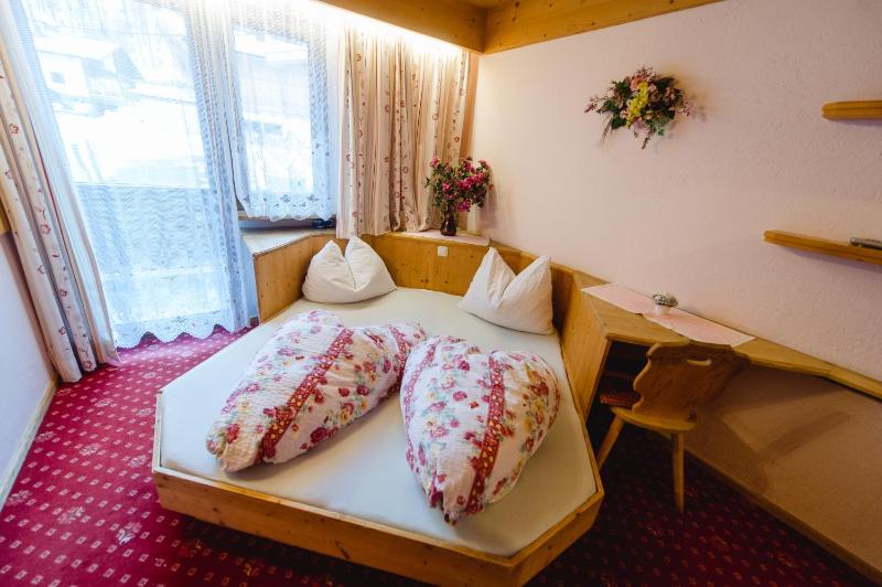 Small Double Room image 3