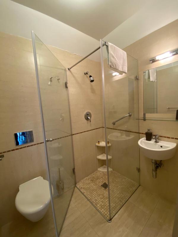 Twin Room with Balcony image 4