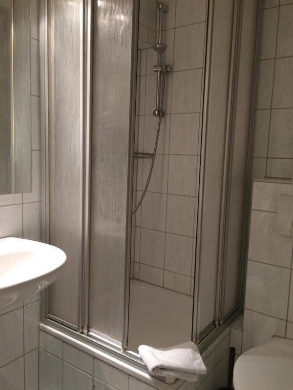 Single Room with Shower image 3