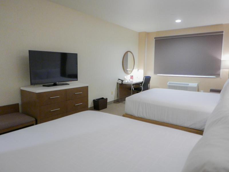 Queen Room with Two Queen Beds - Mobility Access/Non-Smoking image 4