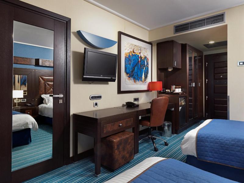 Family Room - Non-Smoking image 3