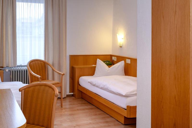 Standard Twin Room image 2