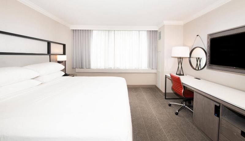 Queen Room with Two Queen Beds - Non-Smoking image 2