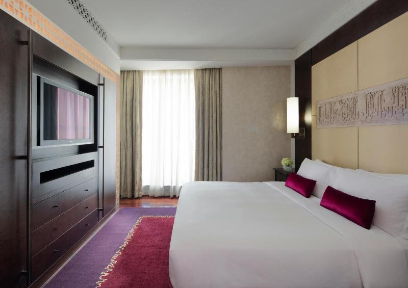 Executive One Bedroom Suite with City View image 3
