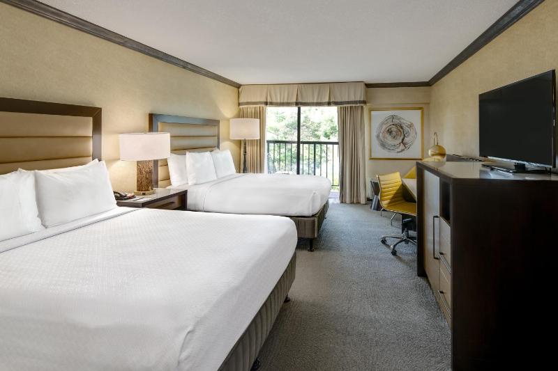 Standard Queen Room with Two Queen Beds and Tub - Mobility/Communications Accessible image 3