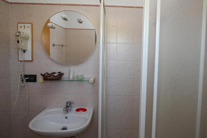 Standard Double Room image 3