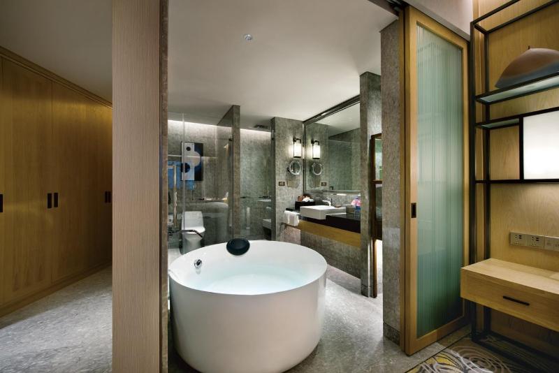 Standard King Room with Lake View - Lounge Access image 2