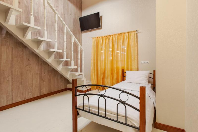 Triple Room with Bath image 2