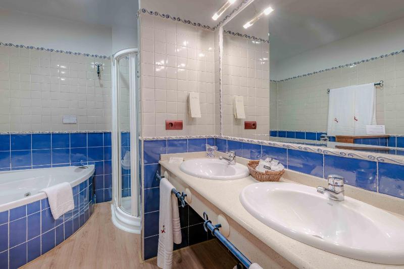 Superior Double Room image 4