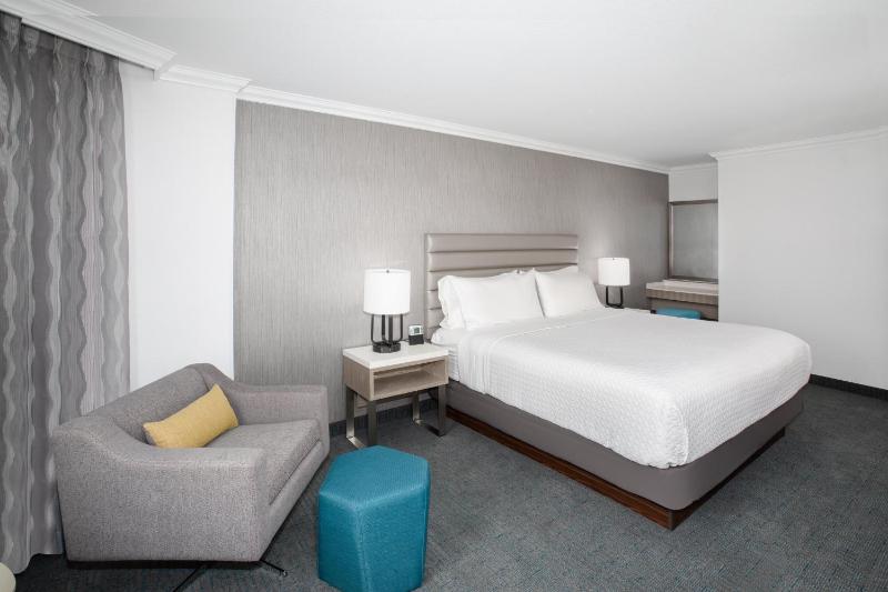Standard King Room image 3