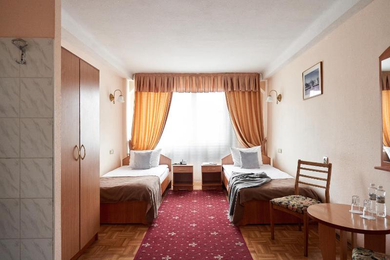 Twin Room with Shared Bathroom image 2