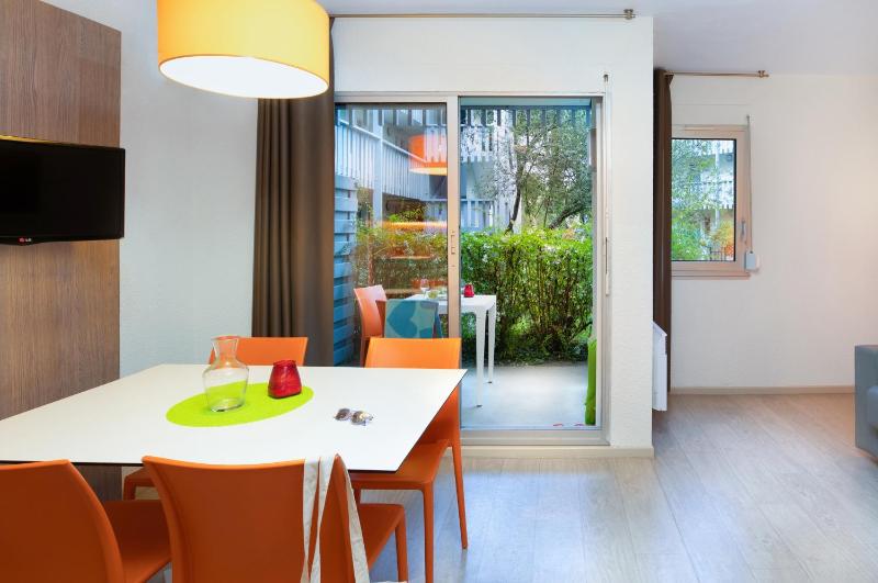 One-Bedroom Apartment with Park View (6 Adults) image 3