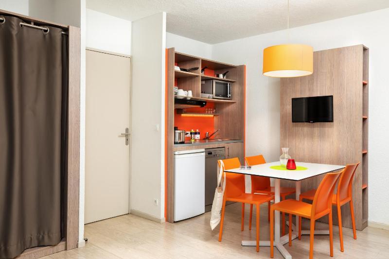 One-Bedroom Apartment (6 Adults) image 3