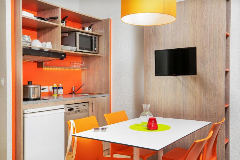 One-Bedroom Apartment (6 Adults) image 2