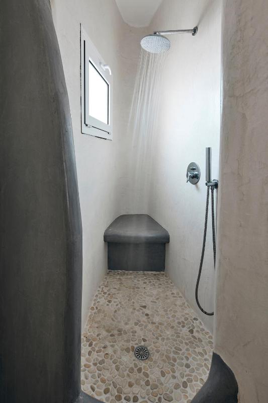 VIP Suite With Private Outdoor Hot Tub & Panoramic Caldera View image 4