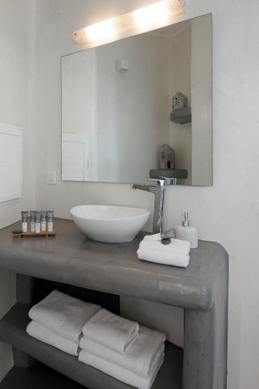 VIP Suite With Private Outdoor Hot Tub & Panoramic Caldera View image 3