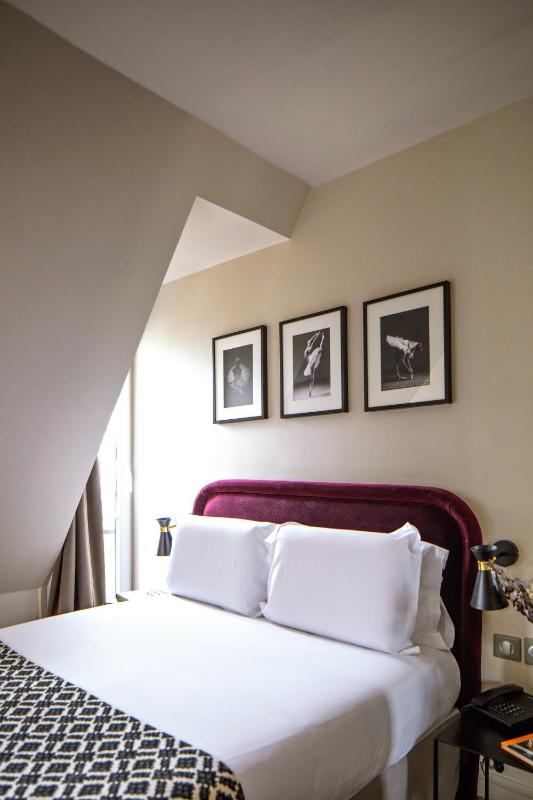 Classic Double Room image 3