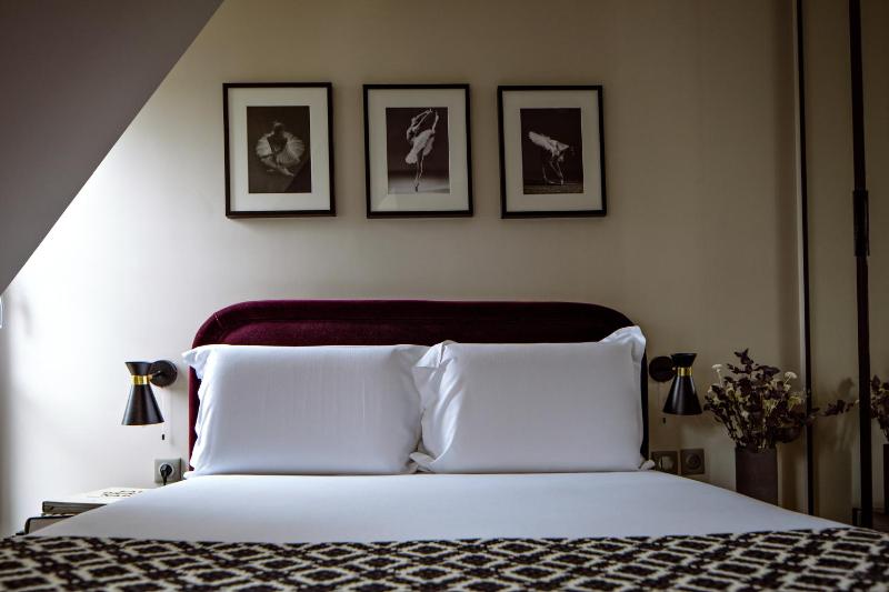 Classic Double Room image 2