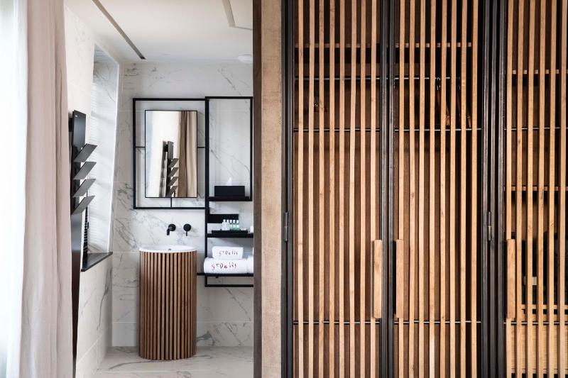 Superior Room with steam shower image 3