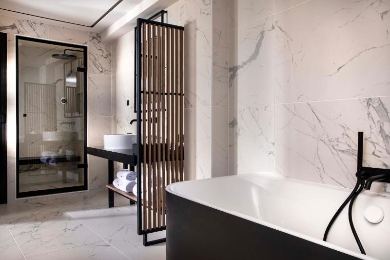 Deluxe Room with steam shower and balneotherapy bathtub image 4
